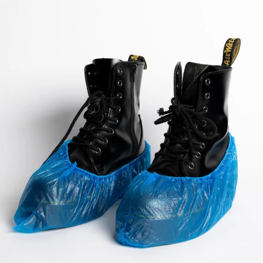 Lot de 100 Surchaussures Jetables Imperméables – Résistantes, Antidérapantes et Anti-Déchirure – Couvre-Chaussures en Polyéthylène (CPE) Bleu – Taille Unique