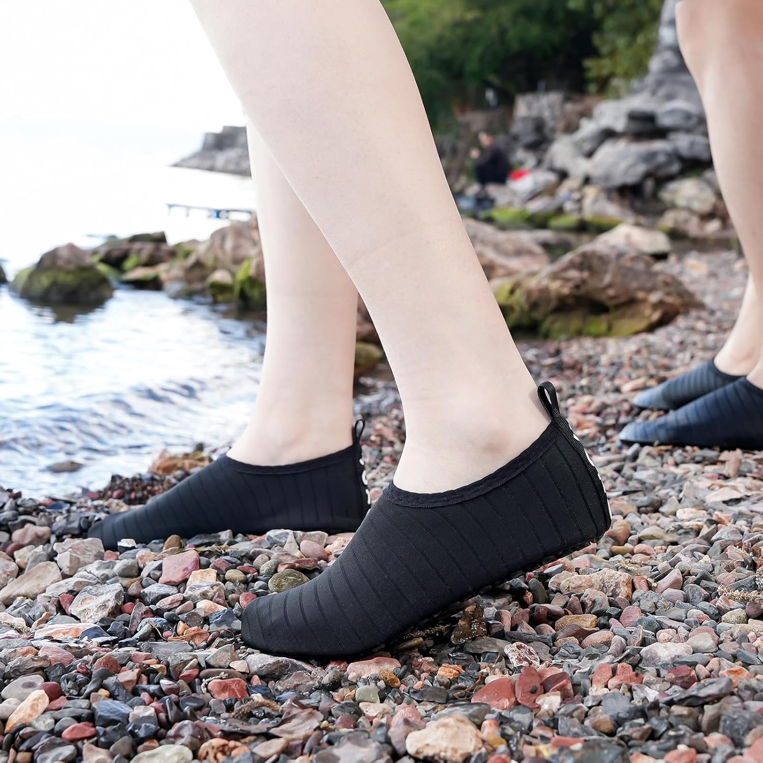 Chaussure d'eau Water Shoes Chaussure Aquatiques Homme Femme, Chaussures de Plage de Mer de Piscine Sandales Plastiques, Anti Sable Antidérapant Sèche Vite, sur la Plage ou Yoga 38/39 EU 1 Noir
